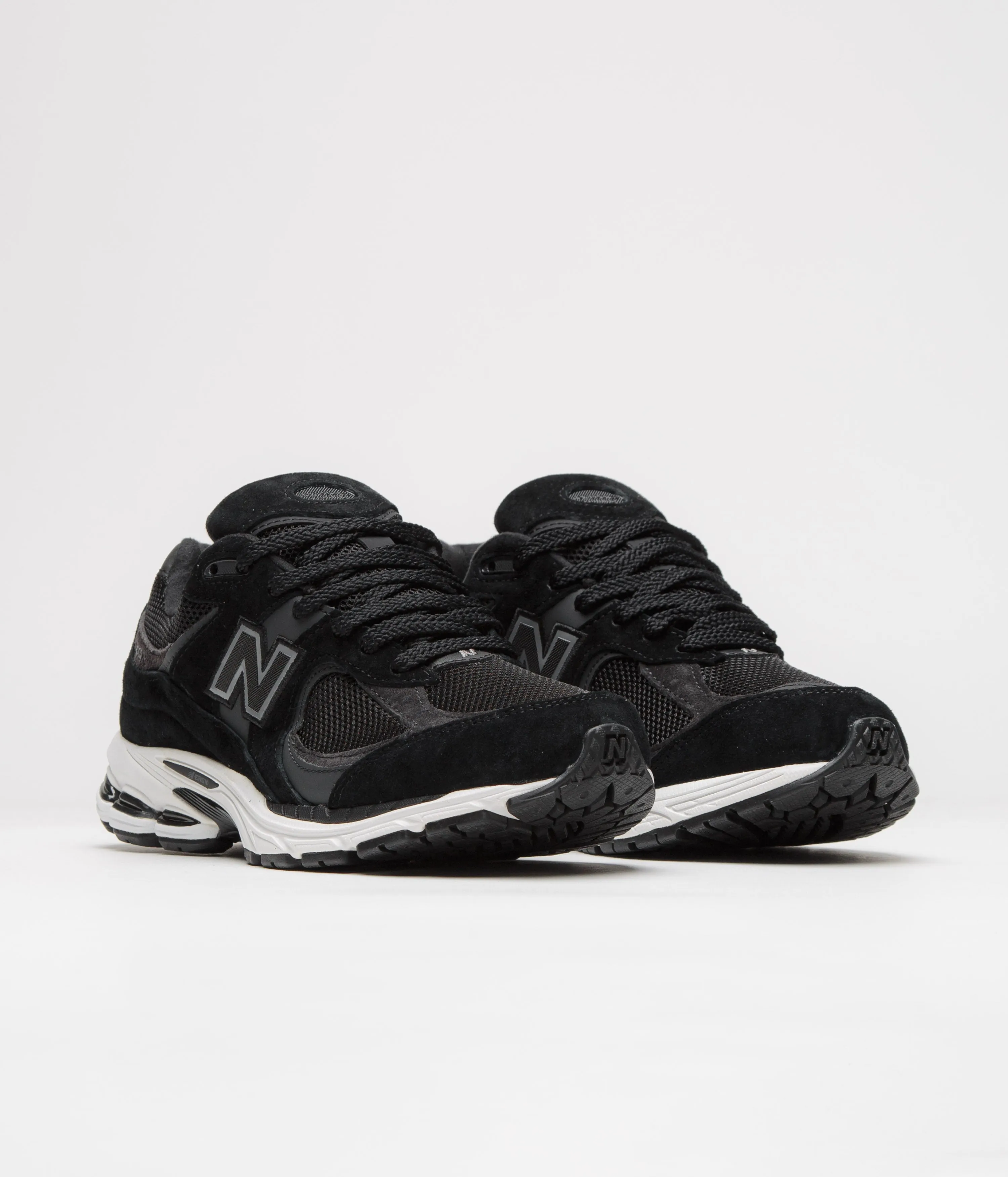 New Balance 2002R Shoes - Black / White