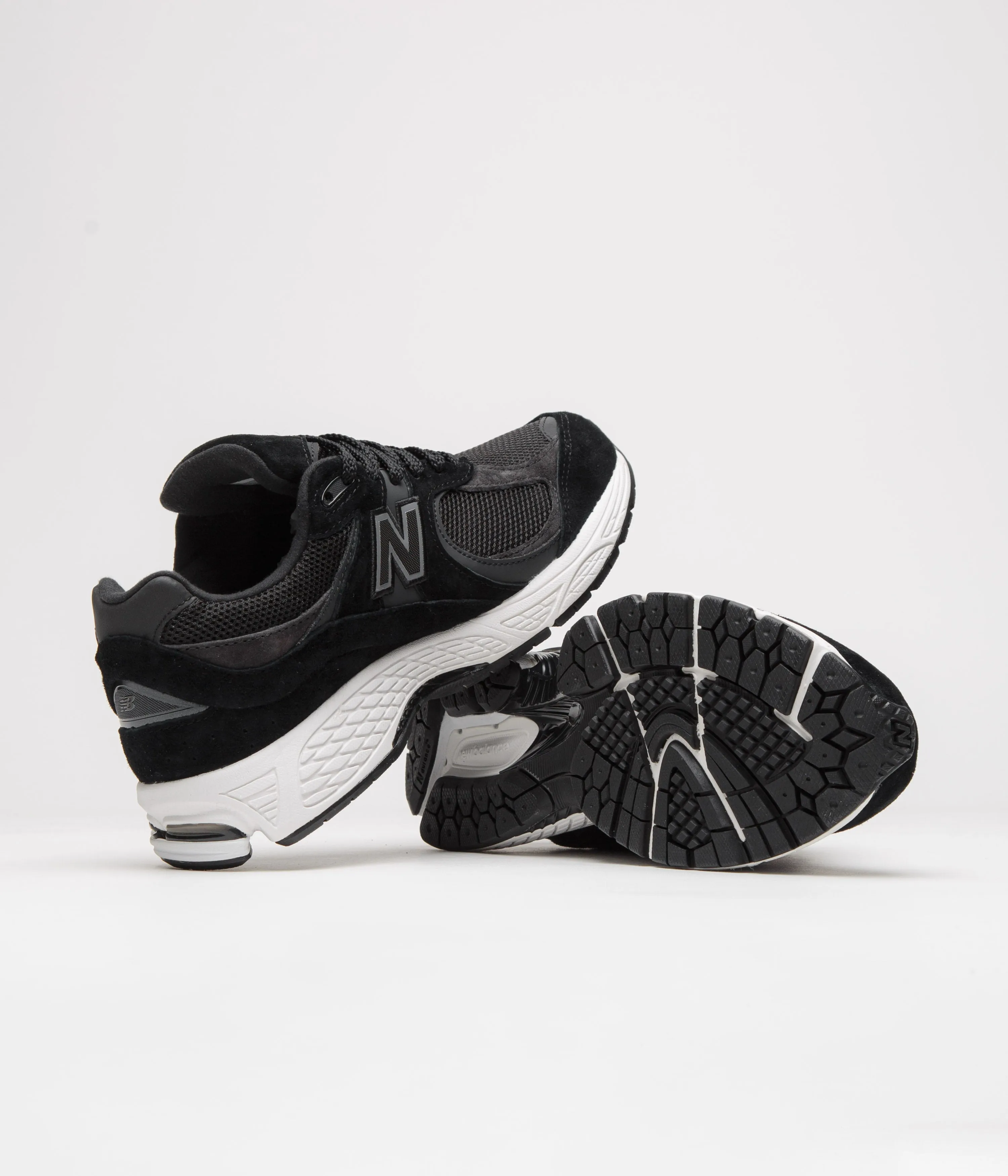 New Balance 2002R Shoes - Black / White